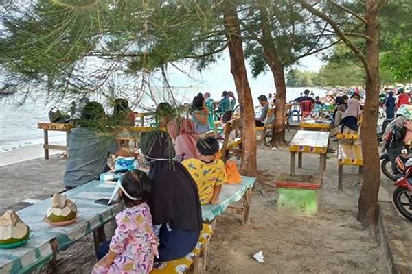 Pantai Pasir Padi Pangkalpinang Dipadati Wisatawan Akhir Pekan