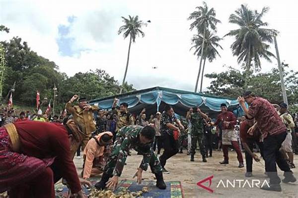 Warga Bangka Selatan Rayakan Tradisi Perang Ketupat Meriah