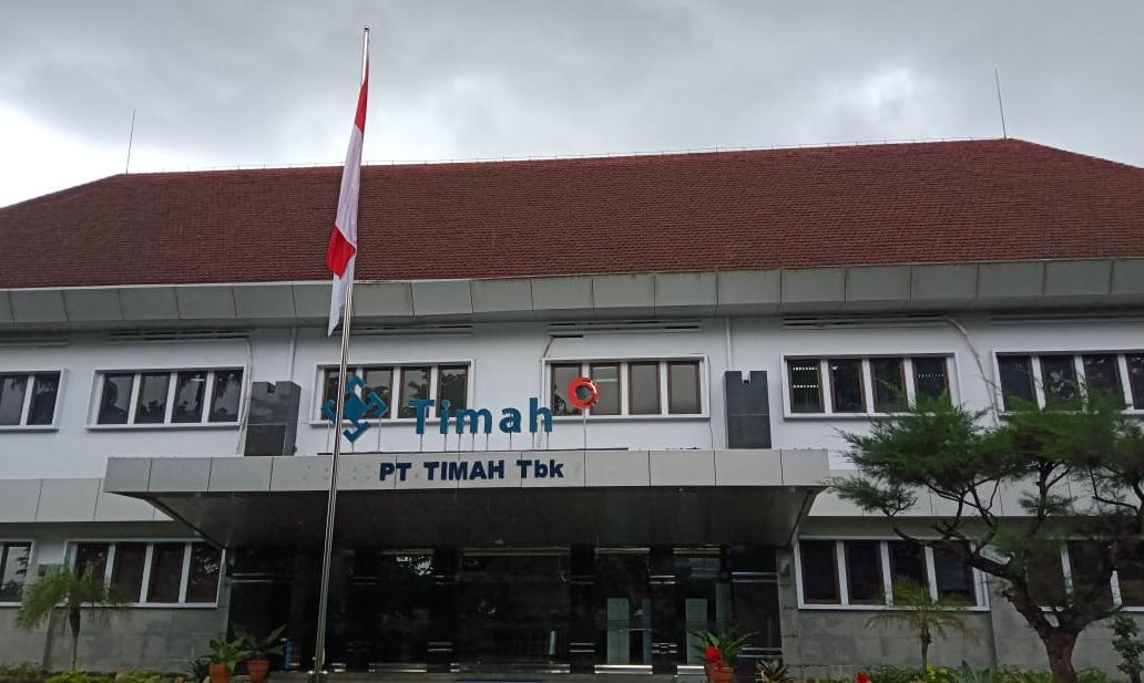 Personel Polresta Pangkalpinang Siaga di Pintu Gerbang Utama Kantor PT Timah