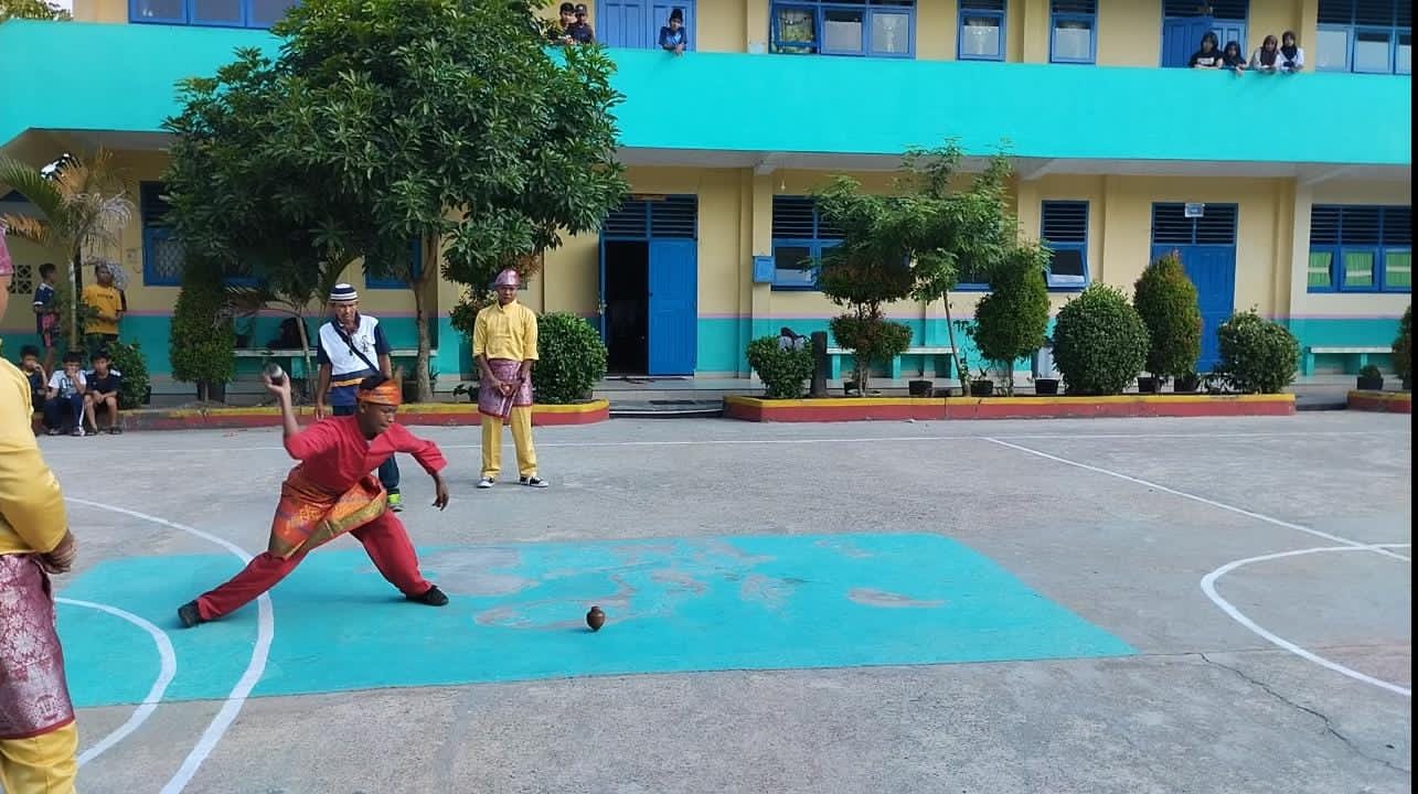 Tradisi yang Tak Pernah Padam: Lomba Gasing Jadi Magnet Pelajar SD di HUT ke-268 Pangkalpinang