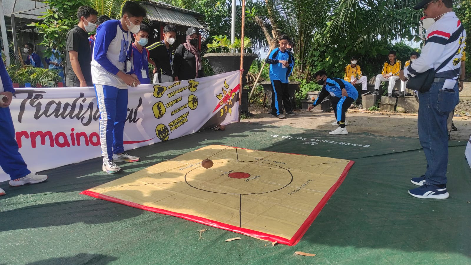 Lomba Gasing Jadi Magnet Pelajar SD di Shangkek Timah Pengkal Festival HUT ke-268 Kota Pangkalpinang